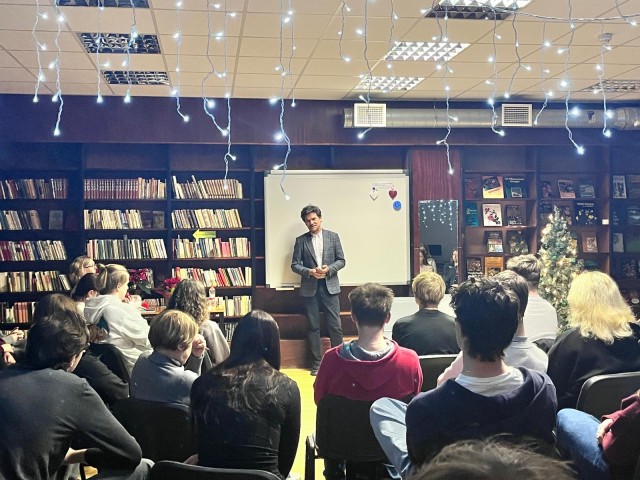 Nedaudz citāda latviešu valodas stunda lasītavā-tikšanās ar JRT aktieri Vili Daudziņu